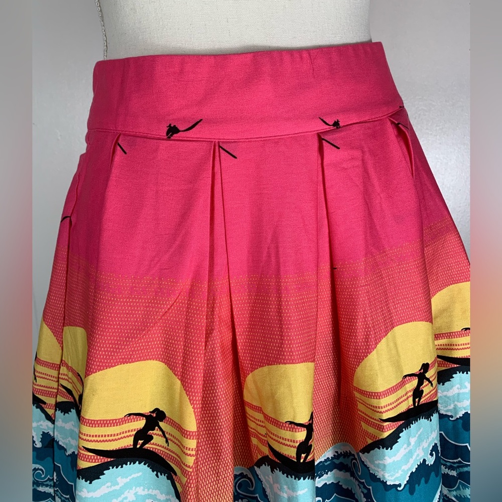 Super Cute Surfer Girl Pleated Skirt - Small - Picture 3 of 9